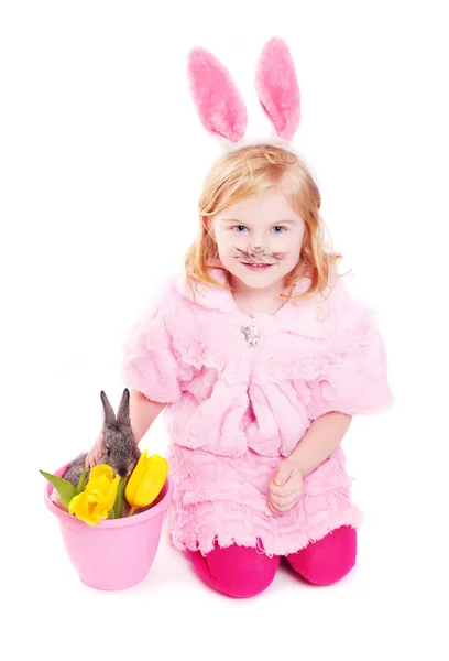 Meisje met konijn geïsoleerd op wit — Stockfoto