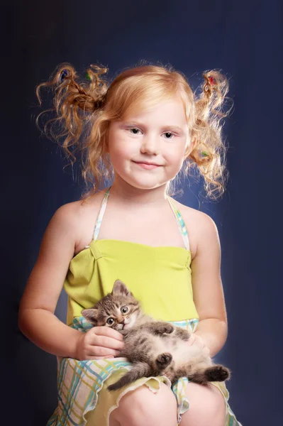 Lille pige med kat - Stock-foto