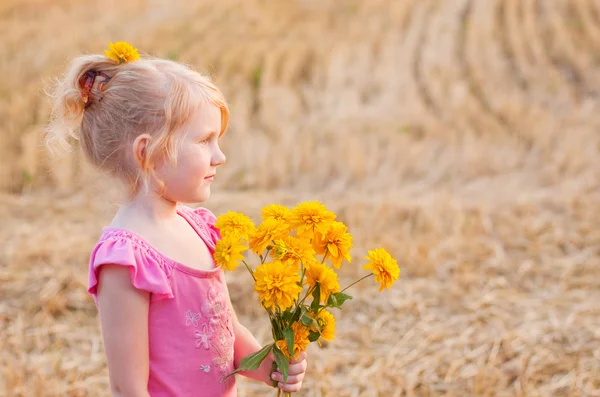 Girl with flowers outdoor — Stock Photo, Image