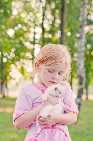 Маленька дівчинка з кішкою — стокове фото