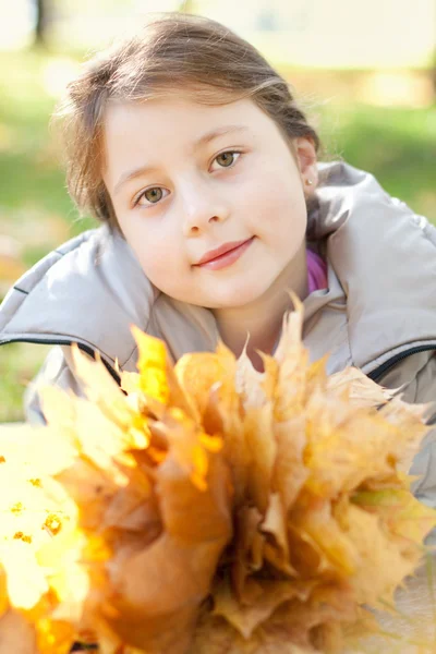 Sorria menina ao ar livre — Fotografia de Stock