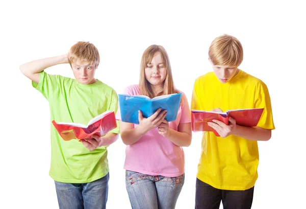 Tonåringar med böcker isolerad på vit — 图库照片