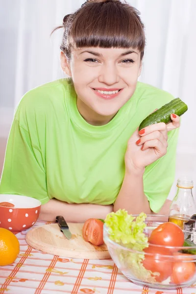 Улыбающаяся девушка с салатом — стоковое фото