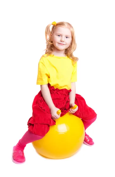 Κορίτσι χαμόγελο με μεγάλη μπάλα — Φωτογραφία Αρχείου