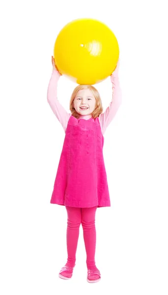 球を持つ女の子を笑顔します。 — ストック写真