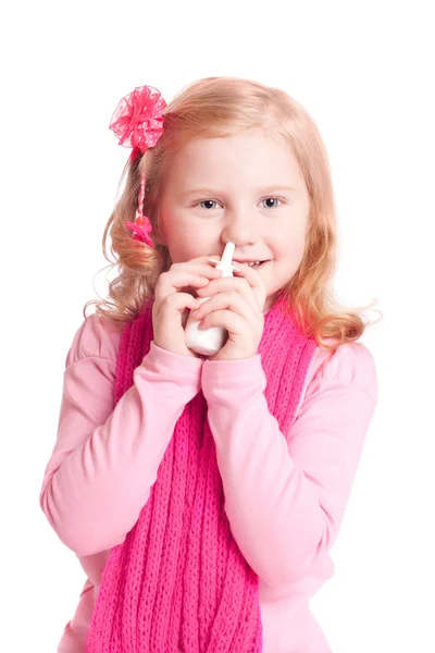 Menina pulverizando o nariz com spray nasal — Fotografia de Stock