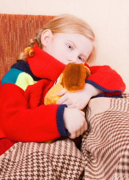 Nemocná holka s hračkou — Stock fotografie