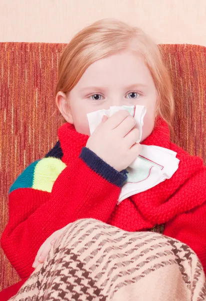 Klein meisje met zakdoek — Stockfoto