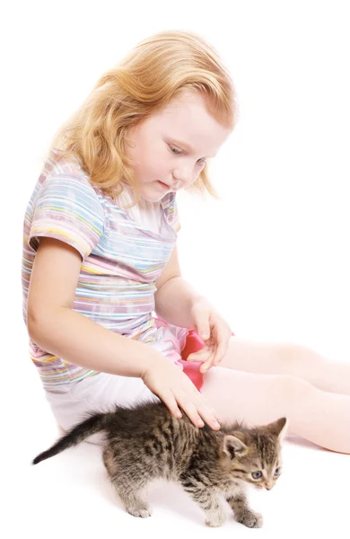Pequena menina bonita com gato — Fotografia de Stock