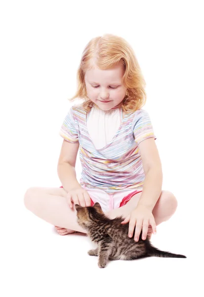 Pequena menina bonita com gato — Fotografia de Stock
