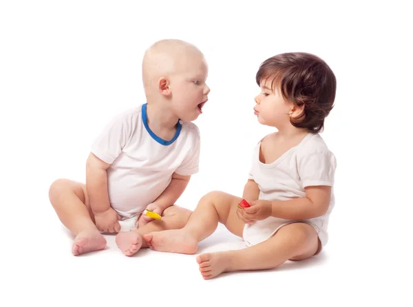 Двоє дітей ізольовані на білому — стокове фото