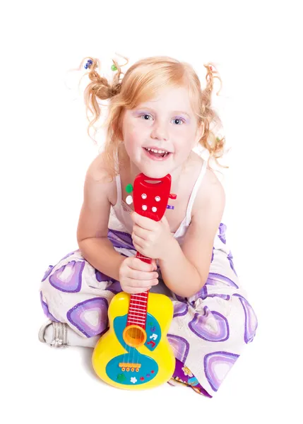 Dziewczyna gra na gitarze jego zabawka — Zdjęcie stockowe