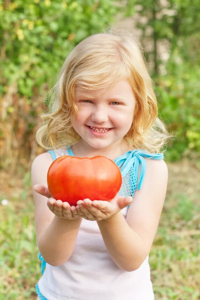 Meisje met tomaat — Stockfoto