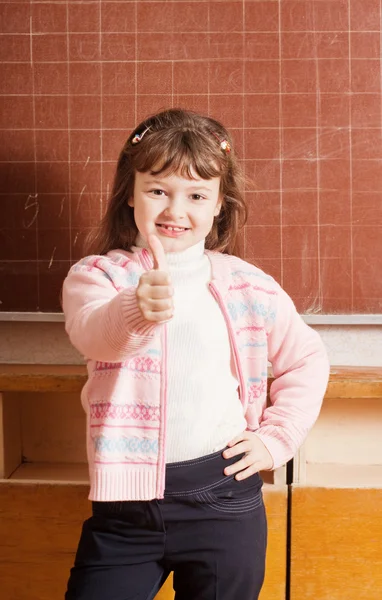 站在教室里的黑板旁边的小女孩 — 图库照片