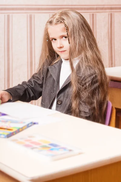 Menina na escola na mesa — Fotografia de Stock