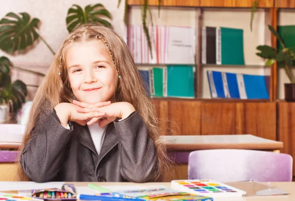 Chica en la escuela en el escritorio —  Fotos de Stock