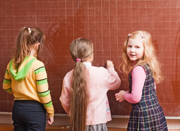 Mädchen im Klassenzimmer — Stockfoto