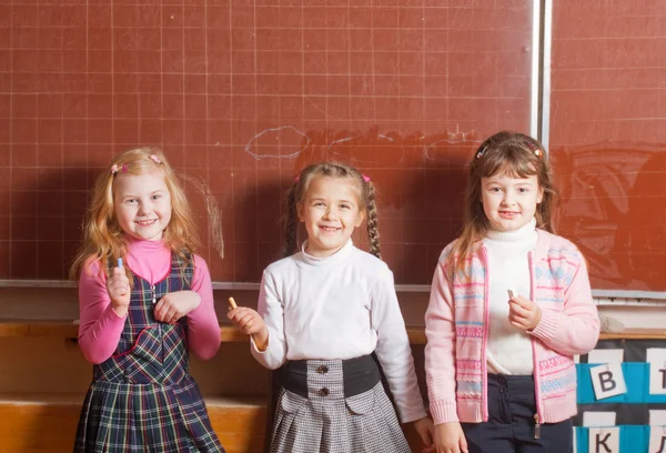Sorria meninas em sala de aula — Fotografia de Stock