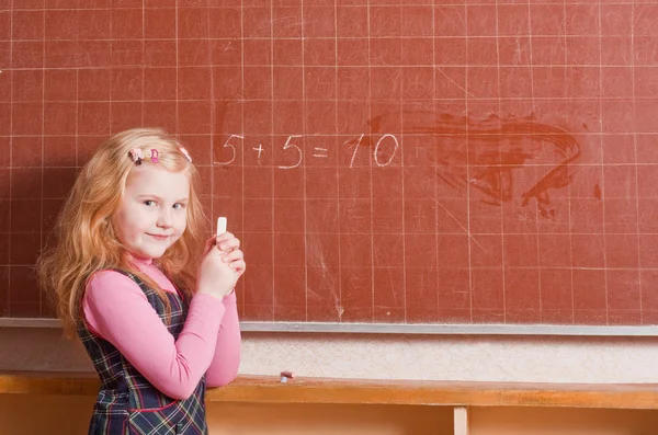 Leende flicka i klassrummet — Stockfoto