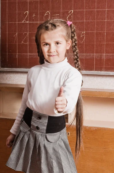 Küçük kız blackboard sınıfta yanında ayakta — Stok fotoğraf