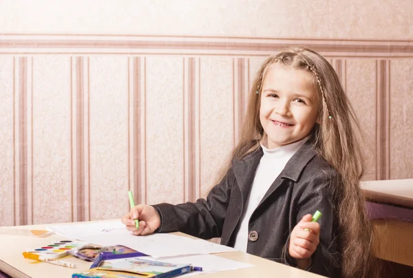 Dziewczyna w szkole na biurku — Zdjęcie stockowe