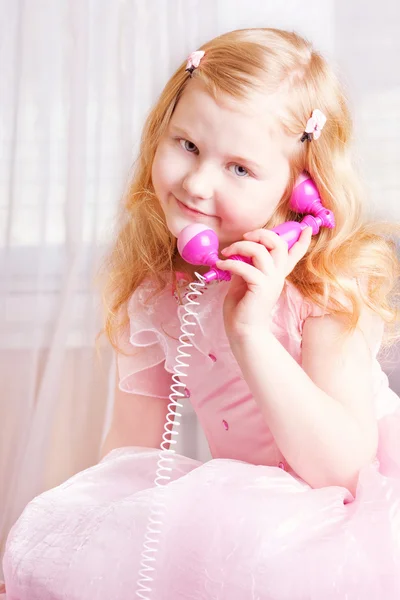 Krásná dívka s telefonem — Stock fotografie