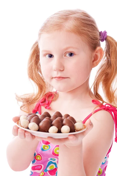 Menina feliz com ovos de chocolate — Fotografia de Stock