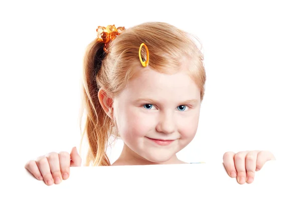 Glimlachend meisje wit vel een papier bedrijf, geïsoleerd op wit — Stockfoto