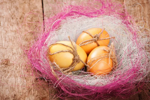 Uovo di Pasqua su sfondo di legno — Foto Stock