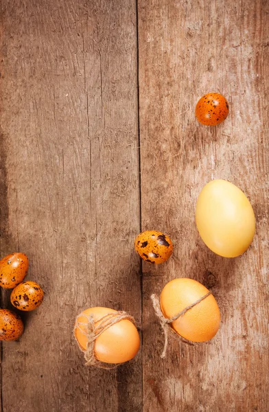 Velikonoční vejce na dřevěném pozadí — Stock fotografie