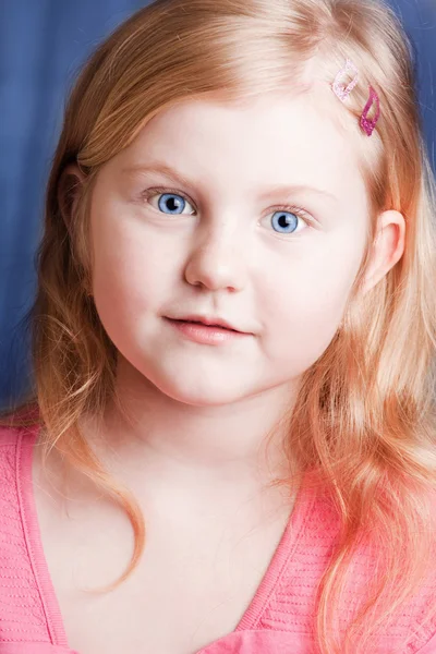 Közeli kép: aranyos gyermek portréja — Stock Fotó