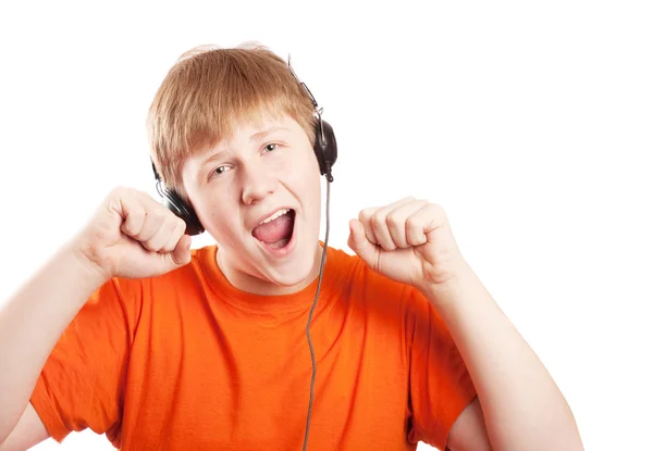 Pojke lyssna på musik på hörlurar på isolerade vit bakgrund — Stockfoto