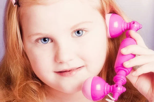 Vacker flicka med telefon — Stockfoto