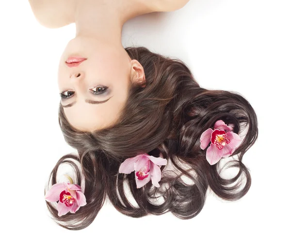 Ізольована дівчина з квітковою композицією на волоссі — стокове фото