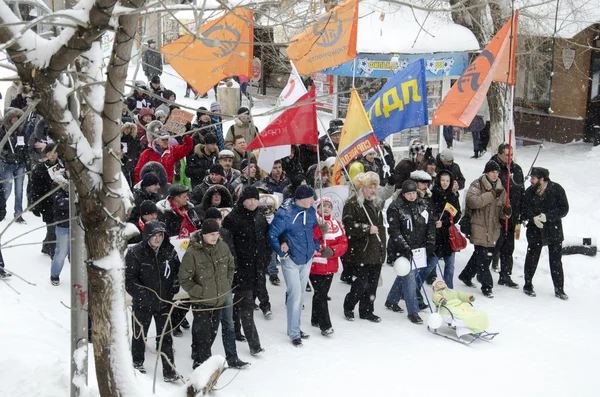 Massenversammlung gegen Oppositionelle in Saratow. lizenzfreie Stockfotos