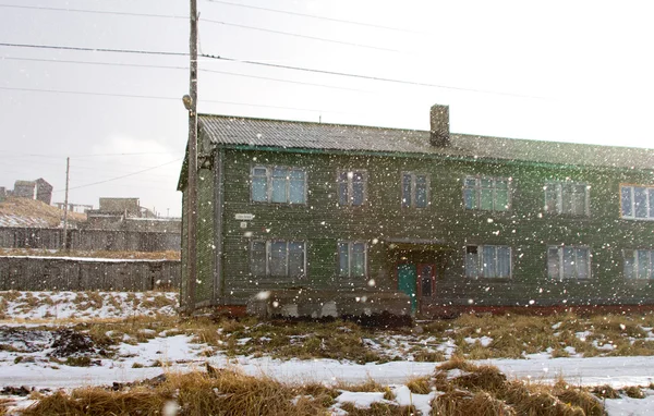Ξύλινο εξοχικό σπίτι που καλύπτονται με χιόνι — Φωτογραφία Αρχείου
