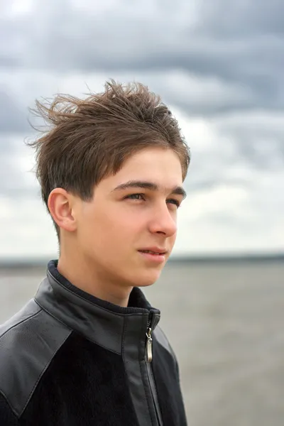 Nastolatek nad morzem — Zdjęcie stockowe