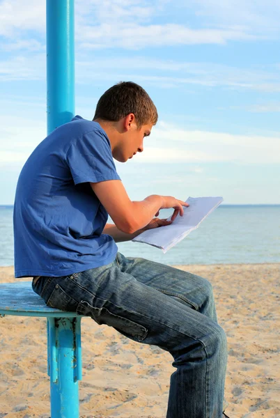 Teenager read paper outdoor — Stock Photo, Image