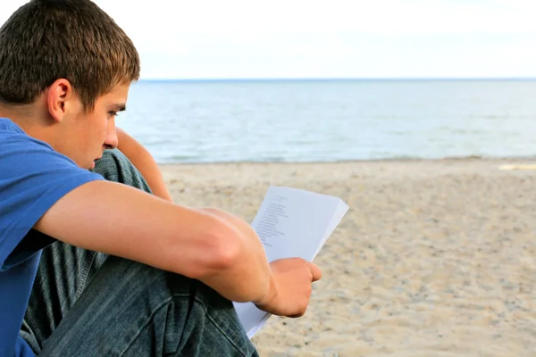 Підліток читає лист на відкритому повітрі — стокове фото