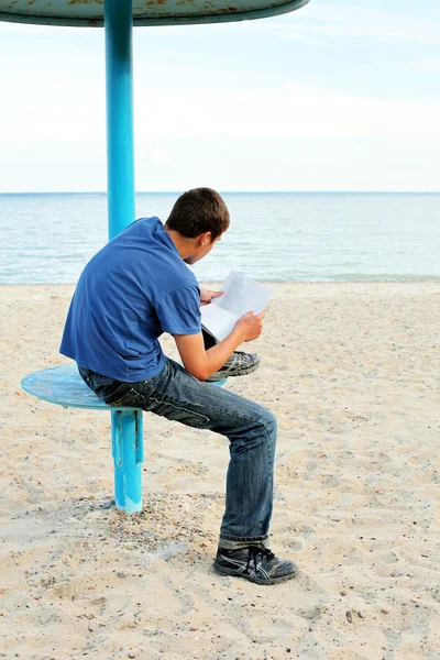 Підліток читає лист на відкритому повітрі — стокове фото