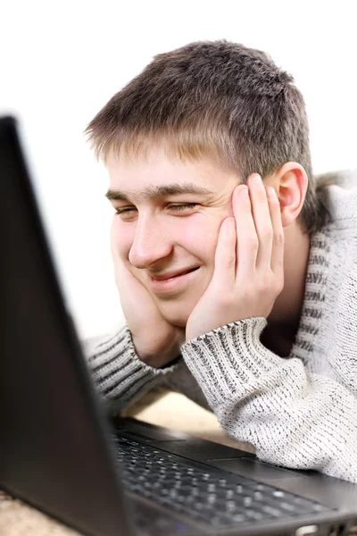 Gelukkig tiener met laptop — Stockfoto