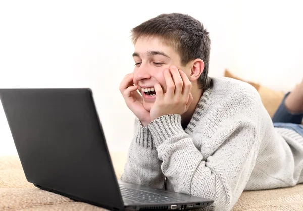 Adolescent heureux avec ordinateur portable — Photo