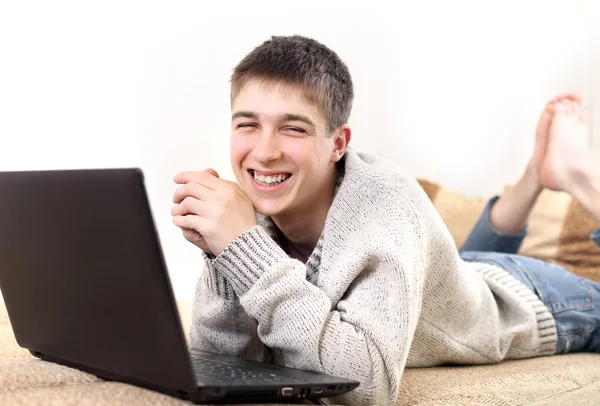Gelukkig tiener met laptop — Stockfoto