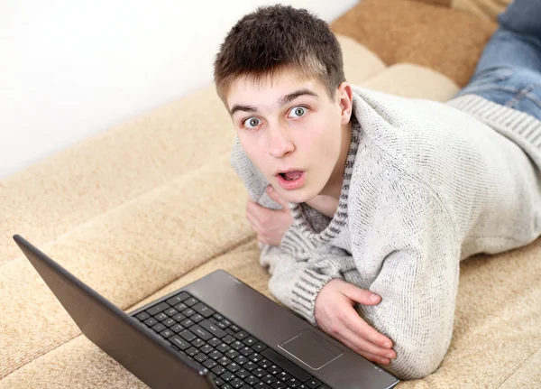 Förvånad tonåring med bärbar dator — Stockfoto
