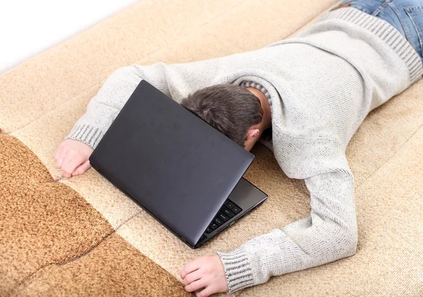 Adolescente durmiendo con portátil —  Fotos de Stock