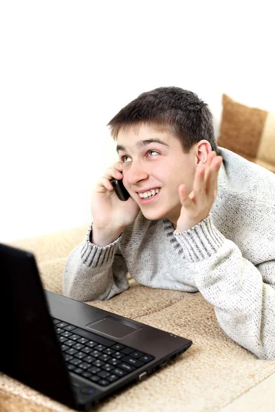 Adolescent avec ordinateur portable et téléphone — Photo