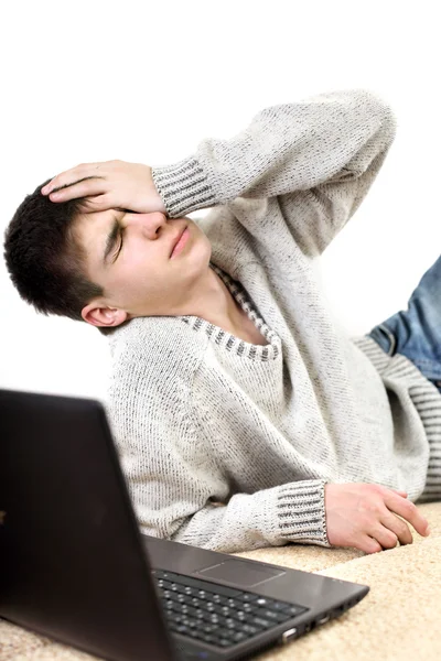 Orolig tonåring med bärbar dator — Stockfoto