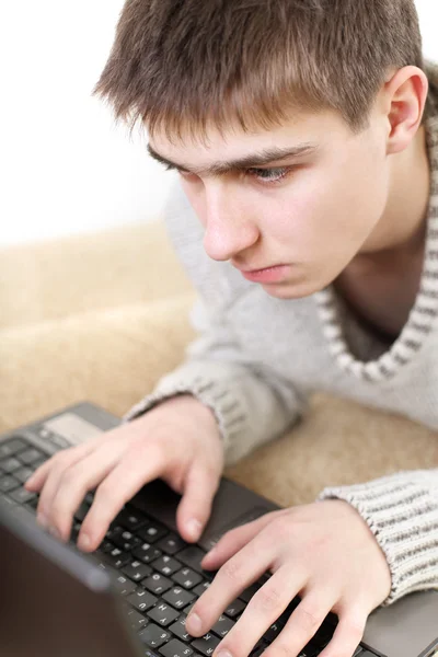 Подросток с ноутбуком — стоковое фото