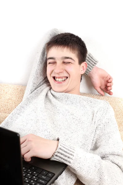 Adolescent heureux avec ordinateur portable — Photo
