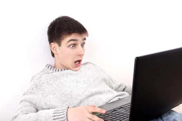 Verrast tiener met laptop — Stockfoto